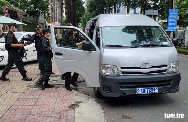 Police officers leave Loan’s residence at 3:45 pm on July 19, 2024. Photo: Ngoc Khai / Tuoi Tre