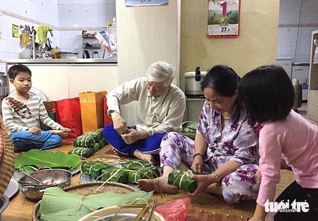 Vietnamese Party General Secretary Nguyen Phu Trong (L, 2nd) makes ‘banh chung’ (square glutinous rice cakes) before Tet. Photo: Nguyen Kim Phu