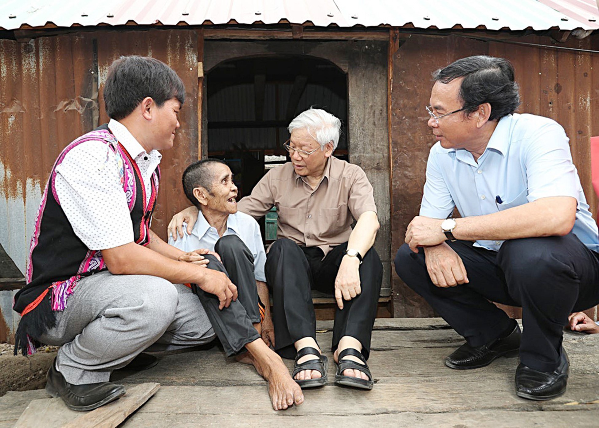 Vietnamese Party General Secretary Nguyen Phu Trong (R, 2nd) meets with ethnic minority people. Photo: Vietnam News Agency