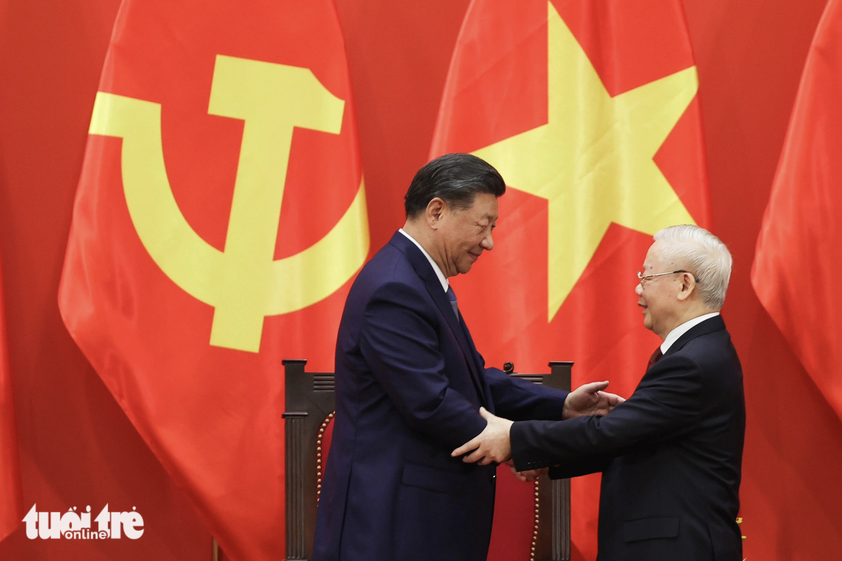 General Secretary of the Central Committee of the Communist Party of Vietnam Nguyen Phu Trong (R) meets General Secretary of the Communist Party of China and President of China Xi Jinping in Hanoi on December 2023. Photo: Nguyen Khanh / Tuoi Tre