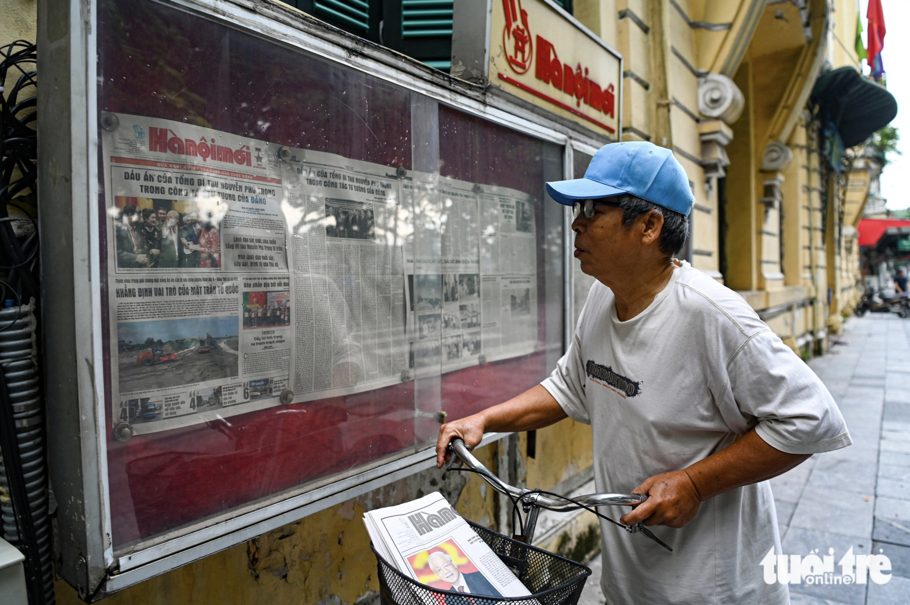 A man in Hanoi stops to read newspapers about Party chief Nguyen Phu Trong. Photo: Hong Quang / Tuoi Tre