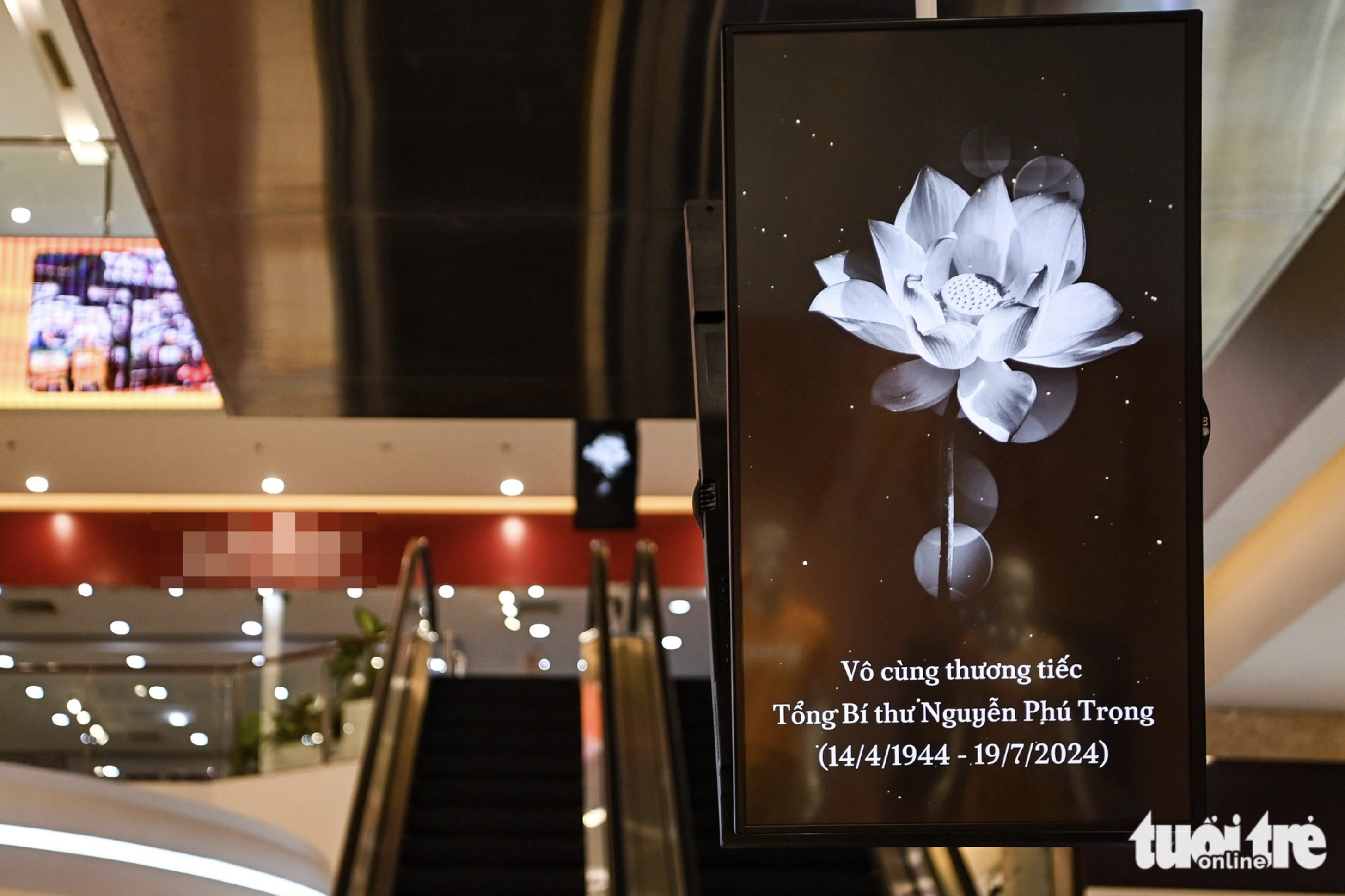 A big screen at a shopping mall in Long Bien District displays information related to Party General Secretary Nguyen Phu Trong. Photo: Hong Quang / Tuoi Tre