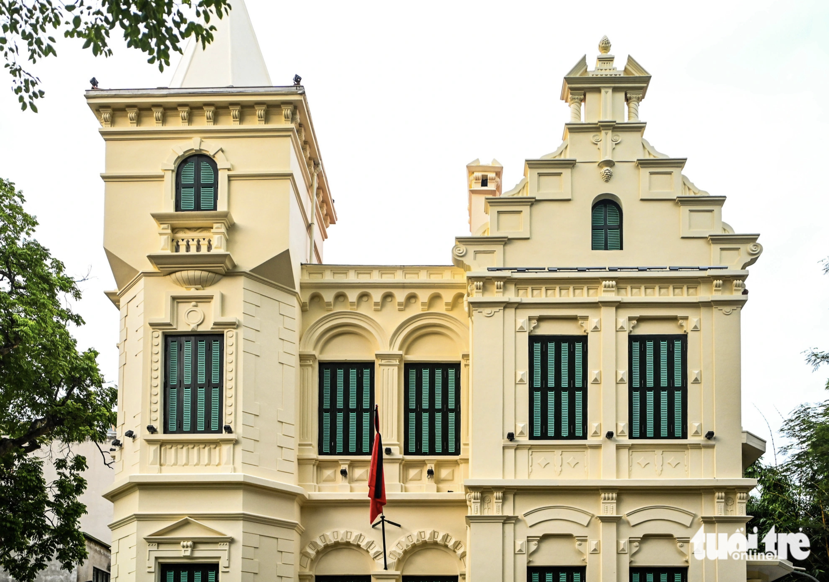 The national flag lowered to half-staff in front of the headquarters of the Alliance of Arts and Literature Associations of Vietnam. Photo: Hong Quang / Tuoi Tre