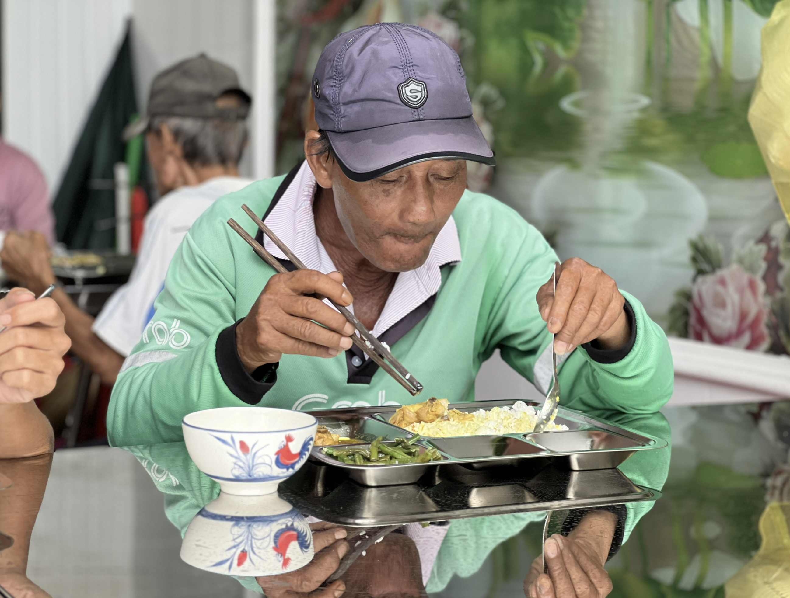 Xuyen, who works as a motorbike taxi driver, often has meals at a kitchen of love in Binh Duong Province, southern Vietnam. Photo: Xuan Doan / Tuoi Tre