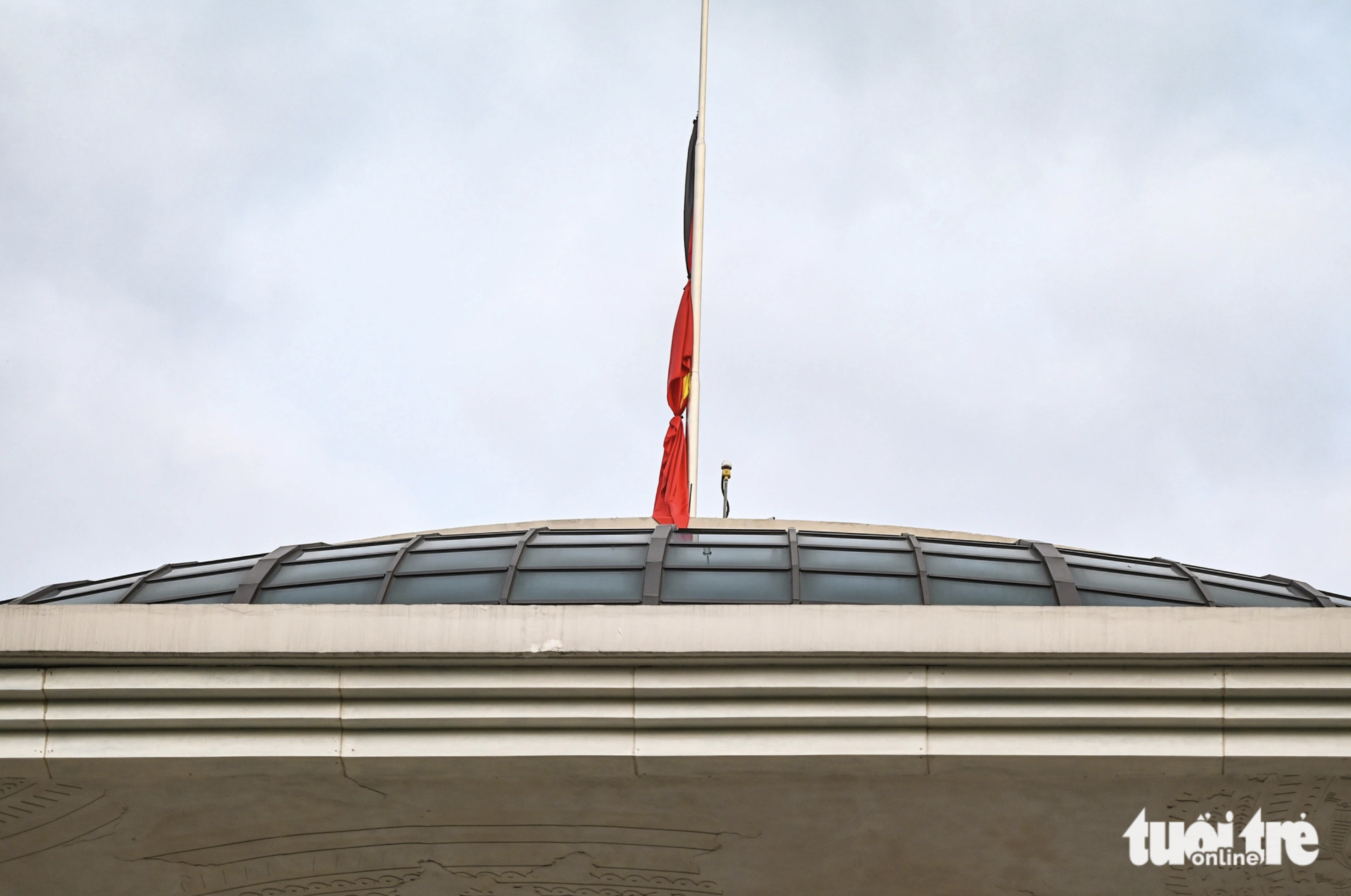 The national flag is flown at half-mast on the roof of the Ho Guom Opera. Photo: Hong Quang / Tuoi Tre