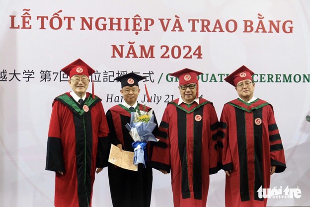 Kato (L, 2nd) receives his master’s degree in Vietnamese studies from the Vietnam Japan University in Hanoi. Photo: Nguyen Bao / Tuoi Tre