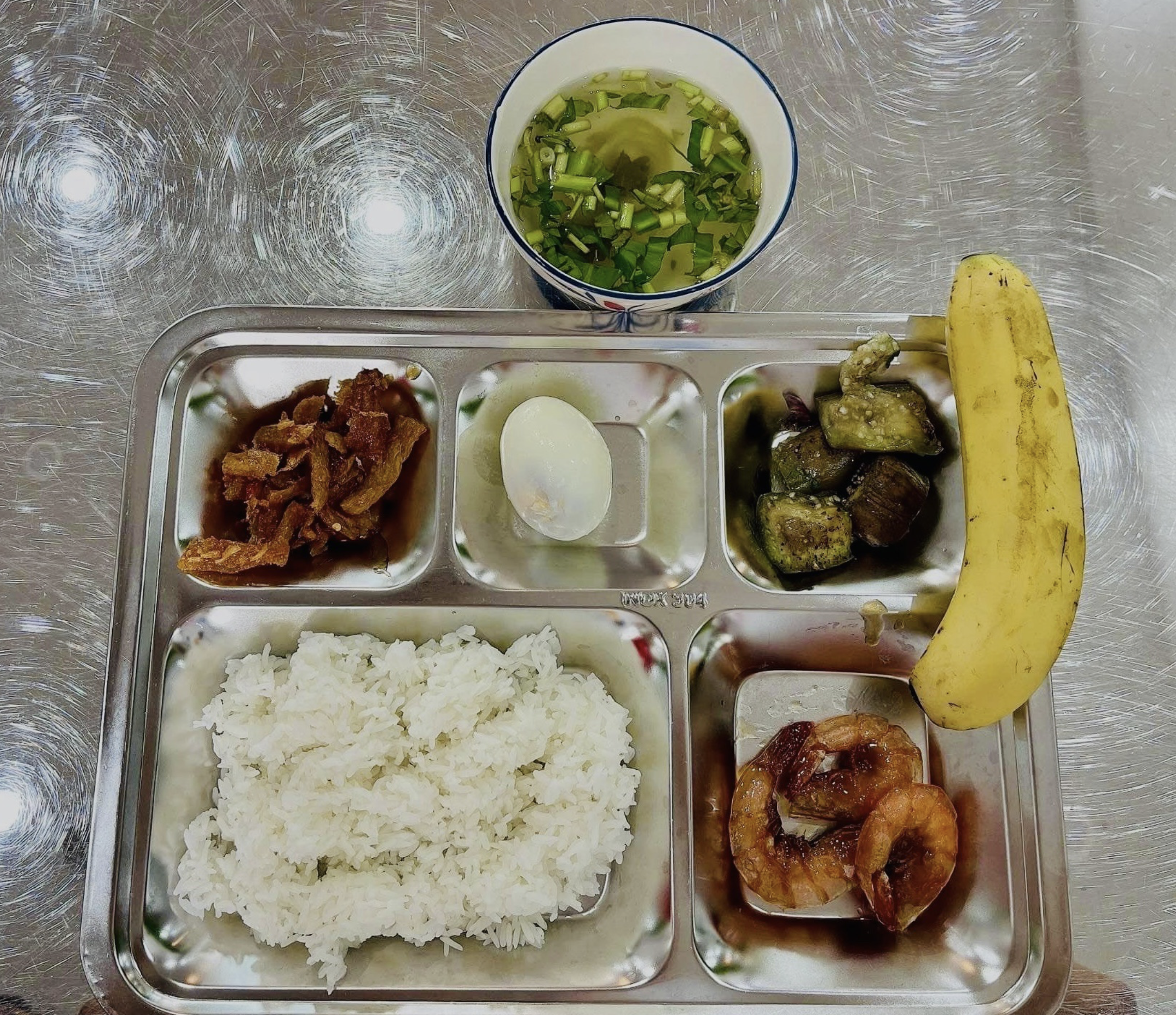 A serving provided for free for needy people at a kitchen of love in Binh Duong Province. Photo: Xuan Doan / Tuoi Tre