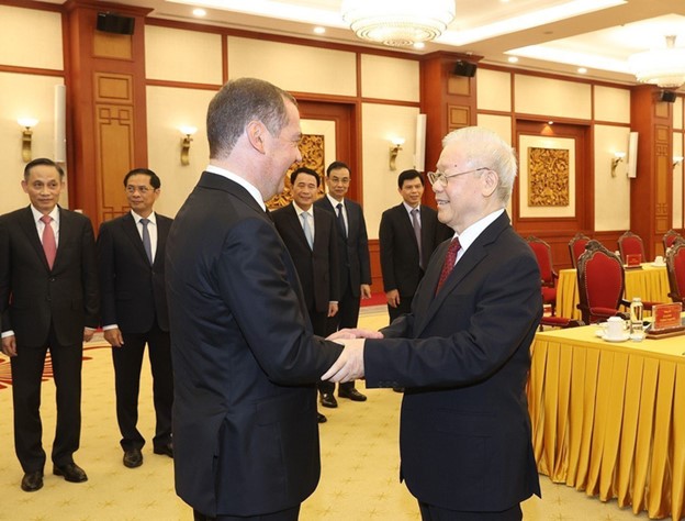 Vietnamese Party General Secretary Nguyen Phu Trong (R) shakes hands with chairman of the United Russia Party Dmitry Medvedev in Vietnam in May 2023. Photo: Vietnam News Agency