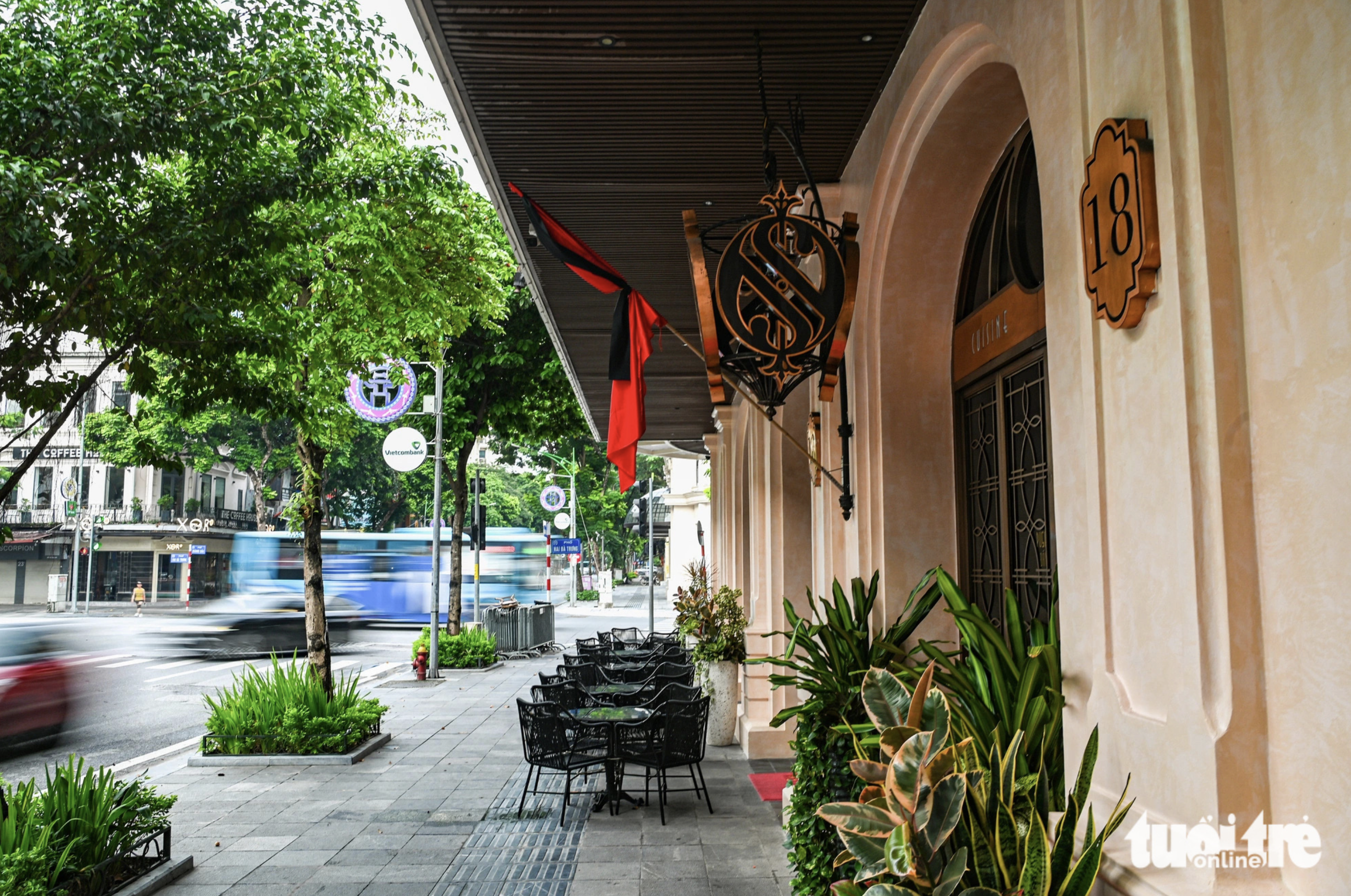 An establishment flies the national flag at half-mast. Photo: Hong Quang / Tuoi Tre