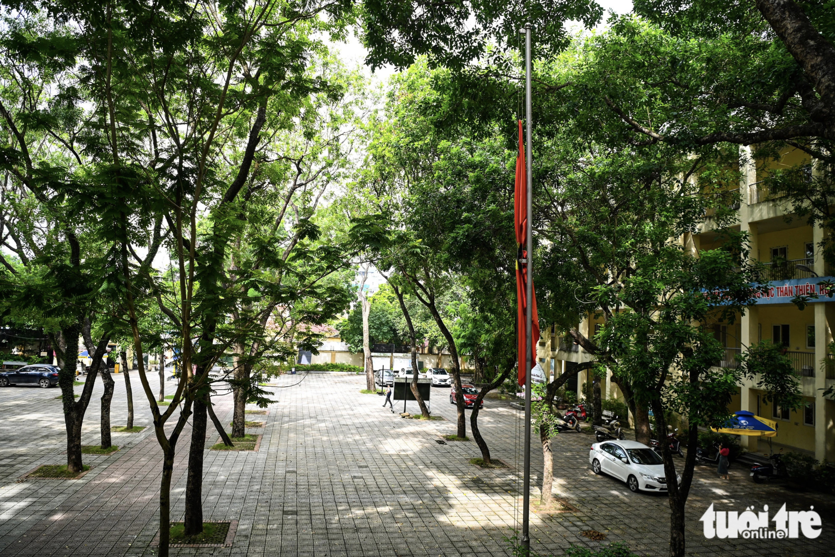 The national flag is flown at half-staff in the yard of Nguyen Gia Thieu High School in Long Bien District, where Party General Secretary Nguyen Phu Trong attended classes. Photo: Hong Quang / Tuoi Tre