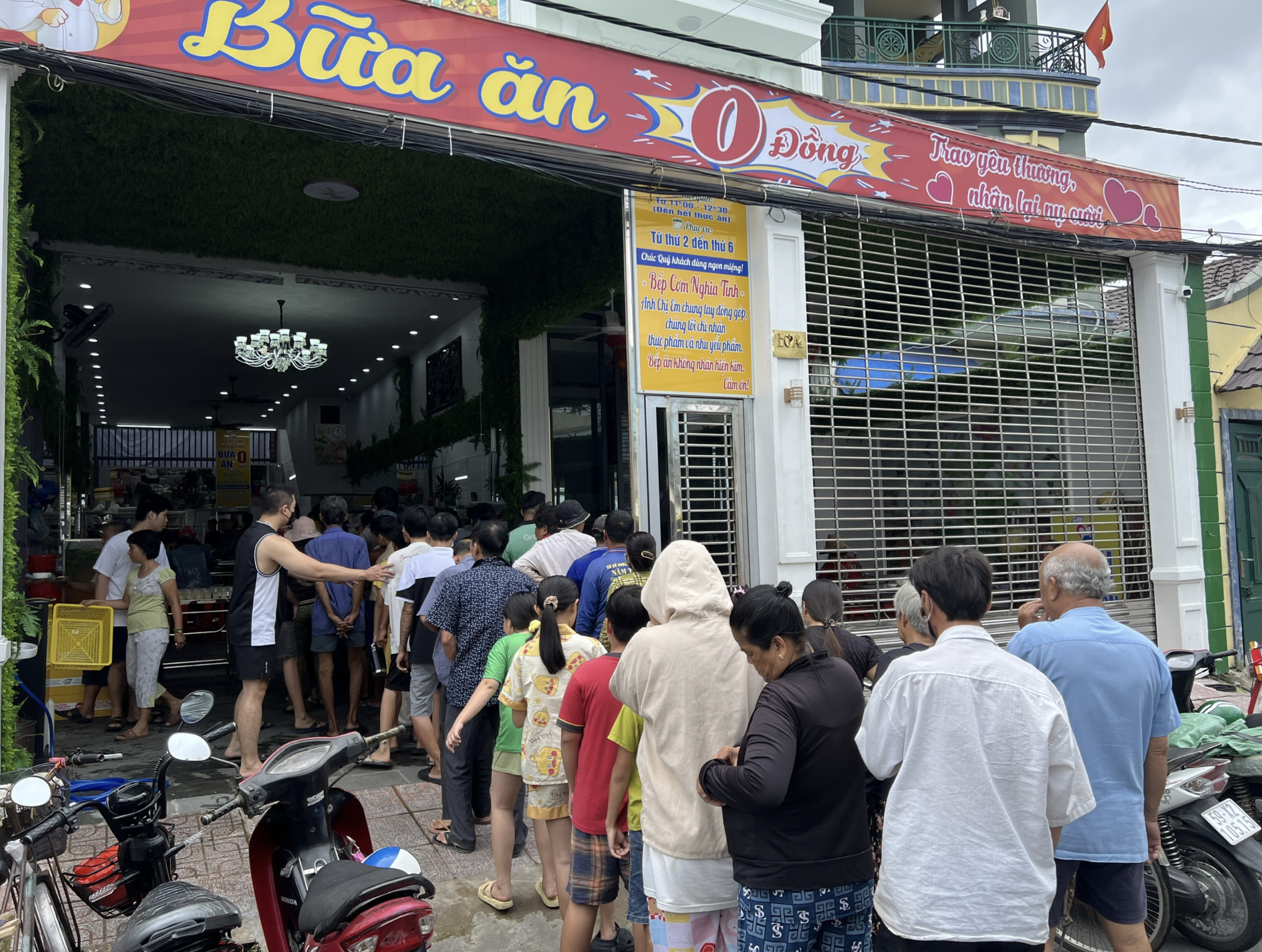 A kitchen providing meals for free attracts many people in need. Photo: Xuan Doan / Tuoi Tre