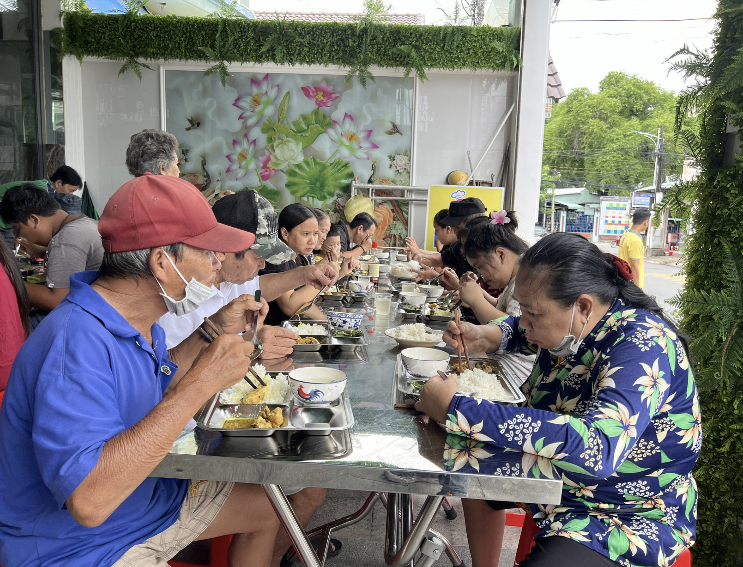 The kitchen of love is open from Monday to Friday each week. Photo: Xuan Doan / Tuoi Tre