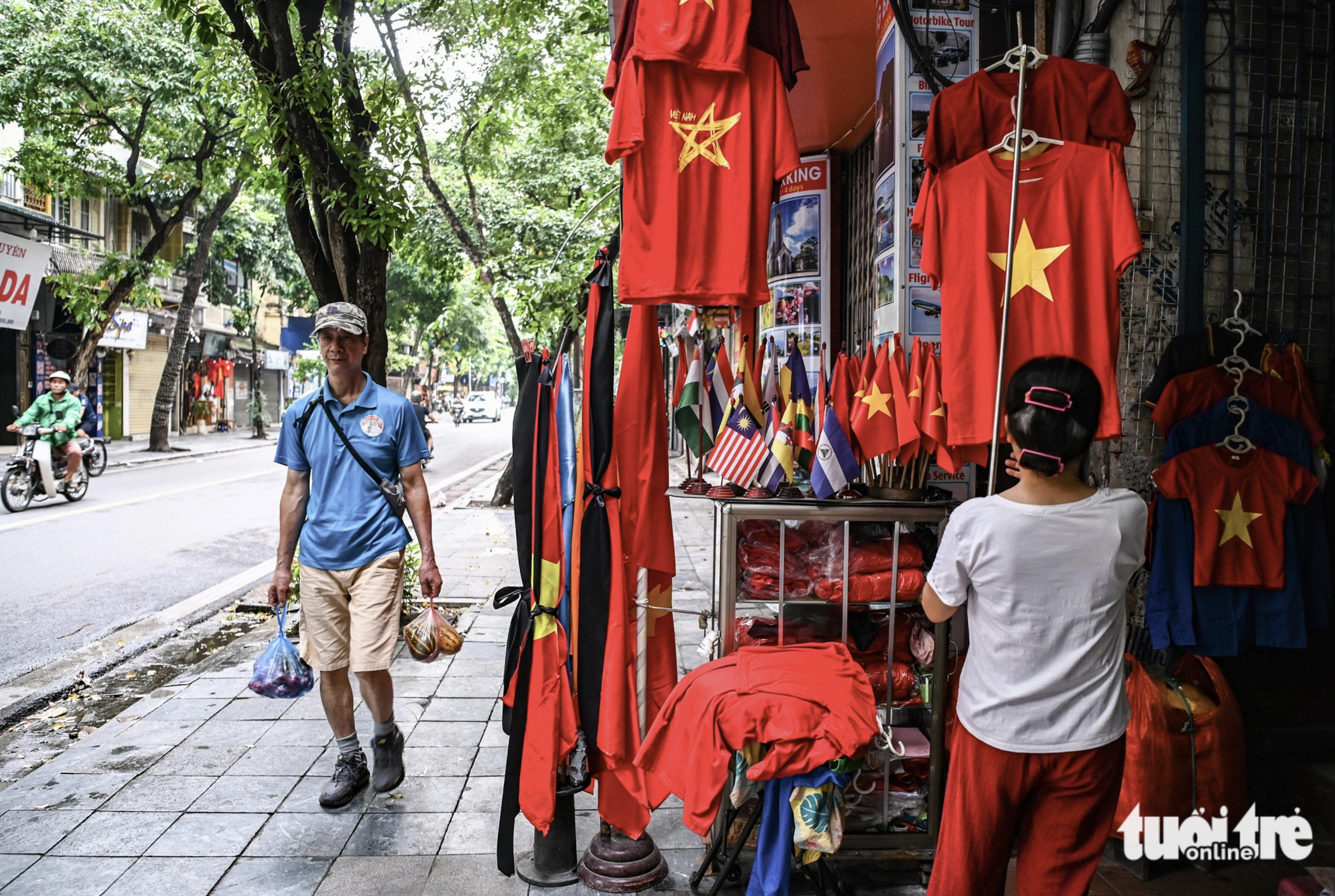 The national flags of all sizes, with some tied with black ribbon, are on sale along Hang Bong Street in Hanoi. Photo: Hong Quang / Tuoi Tre