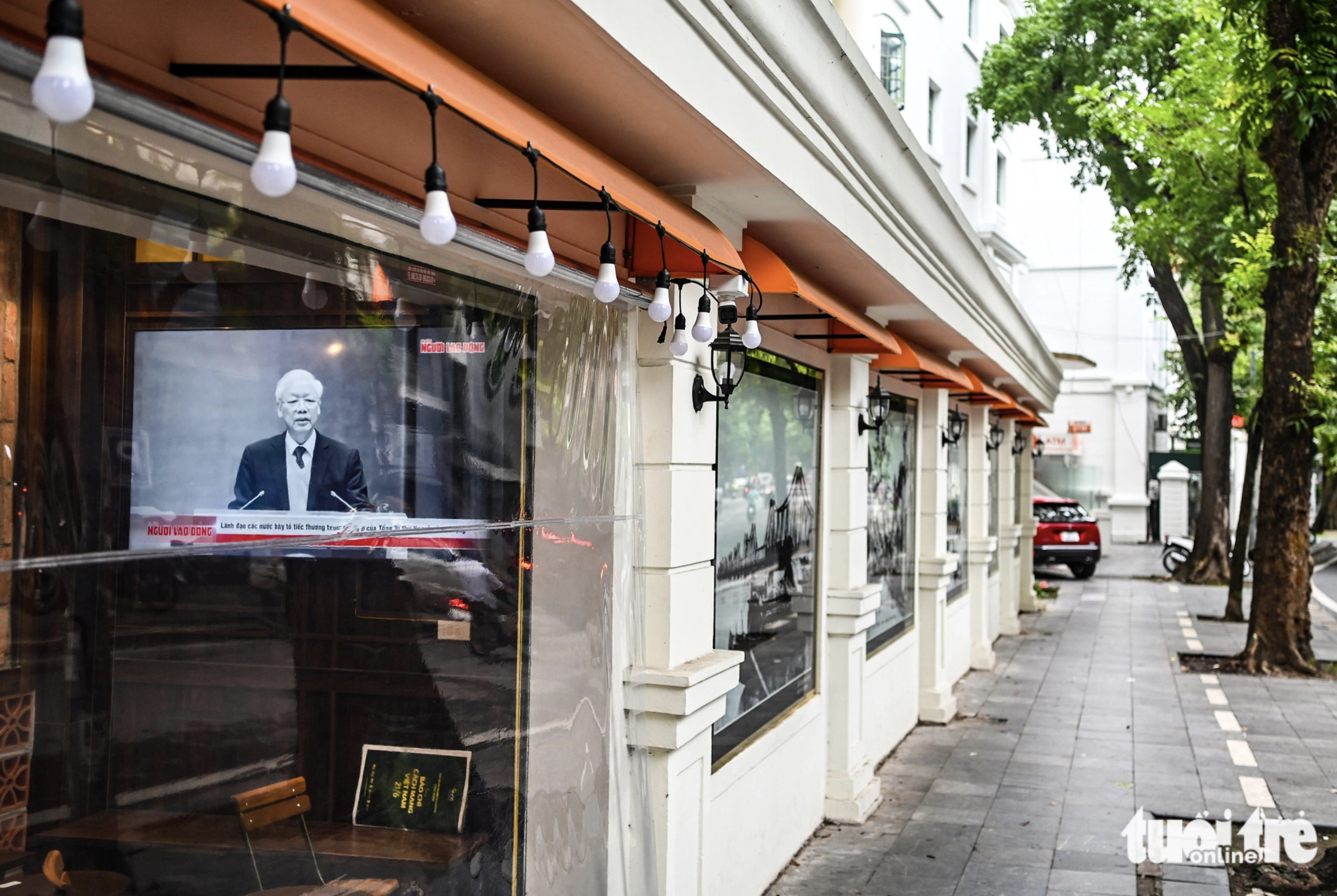 A coffee shop on Hang Trong Street showcases the biography of Party General Secretary Nguyen Phu Trong on a screen. Photo: Hong Quang / Tuoi Tre