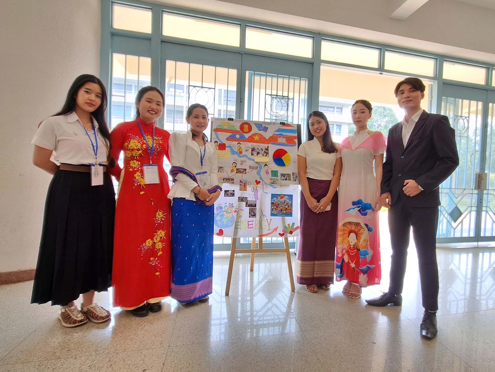 A team of six people from five ASEAN countries takes part in the AUN Summer Program. Photo: Trong Nhan / Tuoi Tre