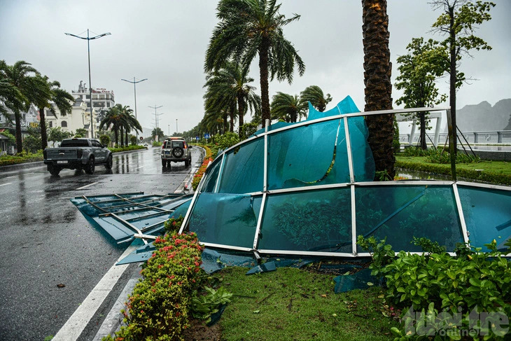 The roof of a public toilet falls down on a street in Ha Long City, Quang Ninh Province, northern Vietnam, due to the tropical depression that landed there on July 23, 2024. Photo: Nam Tran / Tuoi Tre