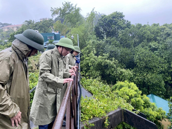 Quang Ninh Provincial Party Committee Secretary Nguyen Xuan Ky (L, 2nd) from left) and other local officials visit an area hit by the tropical depression in Ha Long City, Quang Ninh Province, northern Vietnam on July 23, 2024. Photo: Quang Ninh Newspaper