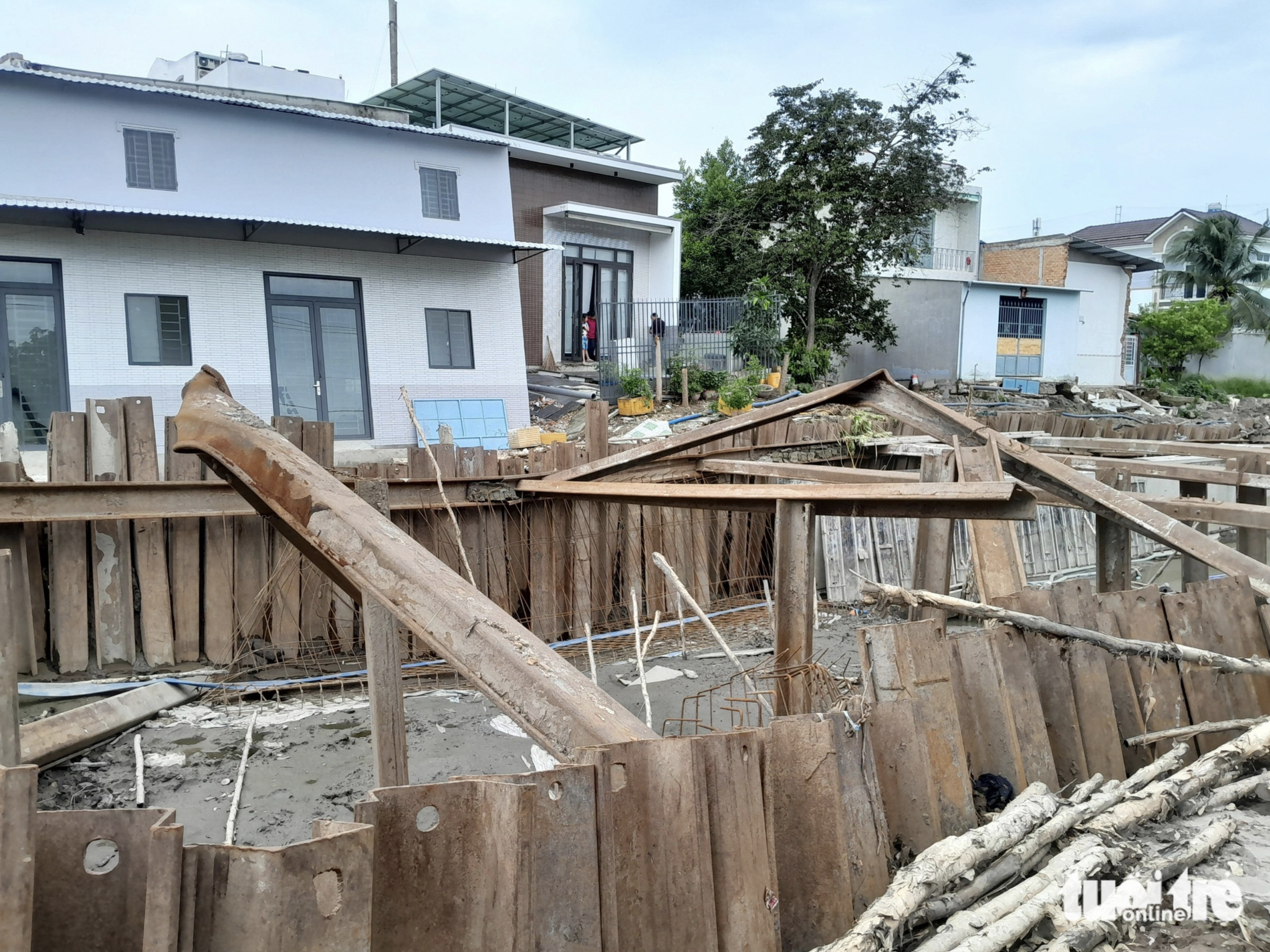 Land subsidence blamed on the construction of an embankment along a canal in Can Tho City. Photo: Chi Hanh / Tuoi Tre