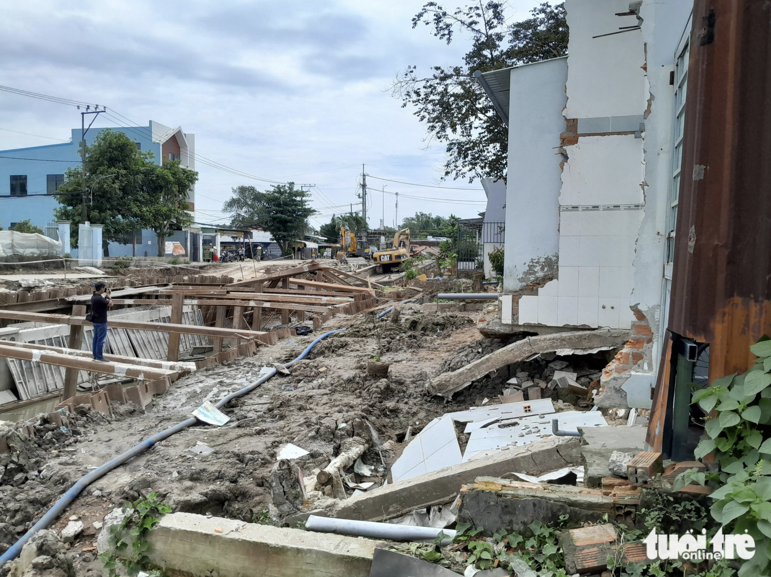 Part of a house collapses and is damaged due to the construction of an embankment along a nearby canal in Can Tho City. Photo: Chi Hanh / Tuoi Tre