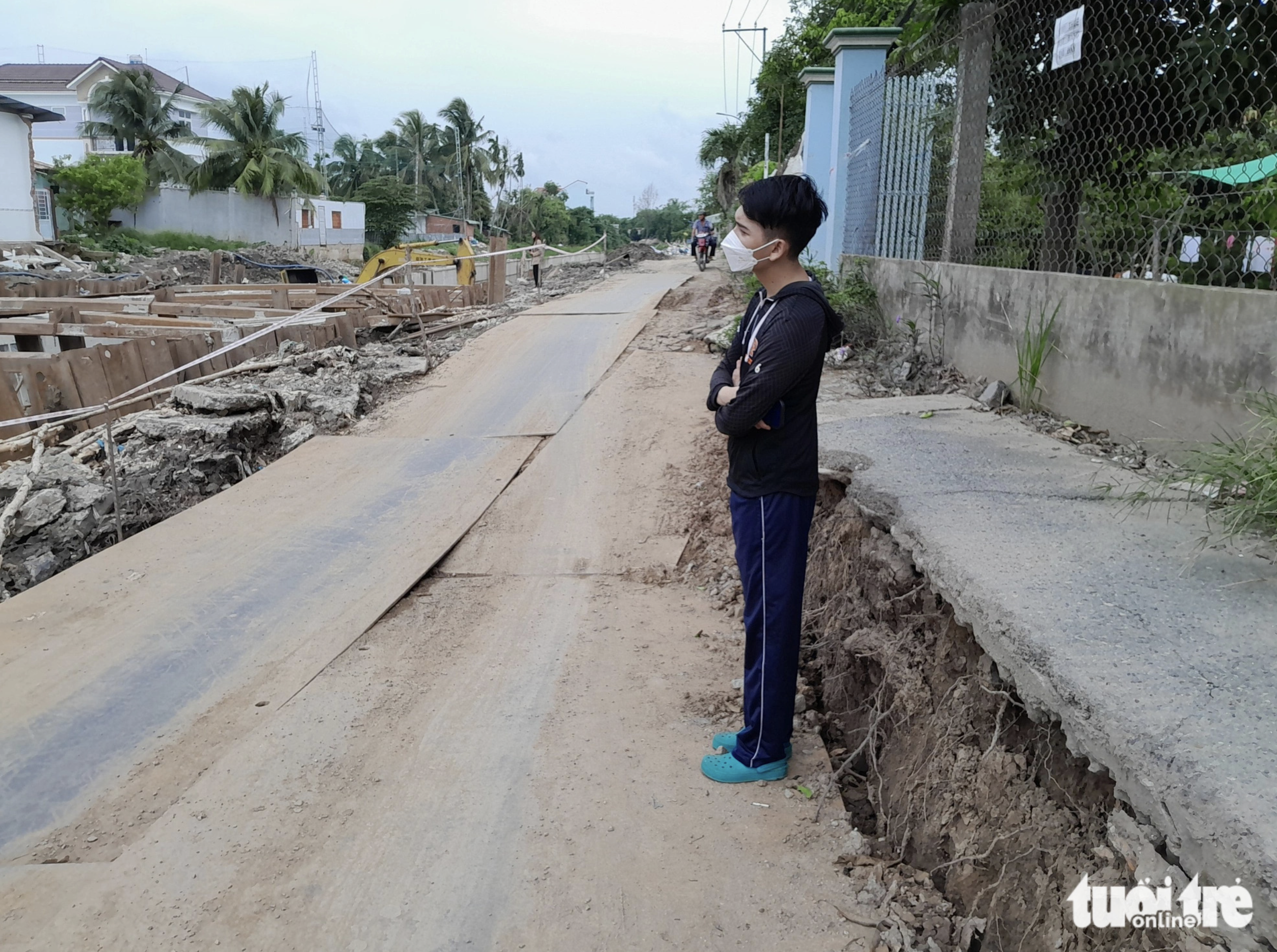 A road subsides underneath a few meters in Can Tho City. Photo: Chi Hanh / Tuoi Tre