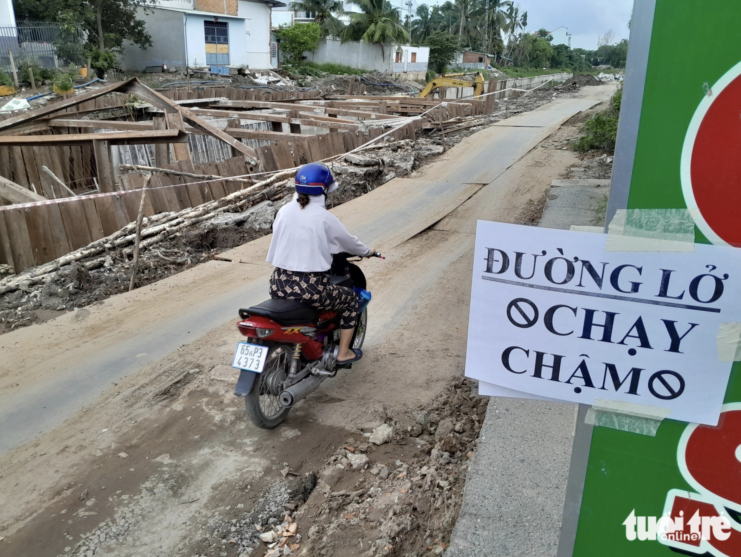 A sign hung to warn commuters of subsidence on a road. Photo: Chi Hanh / Tuoi Tre