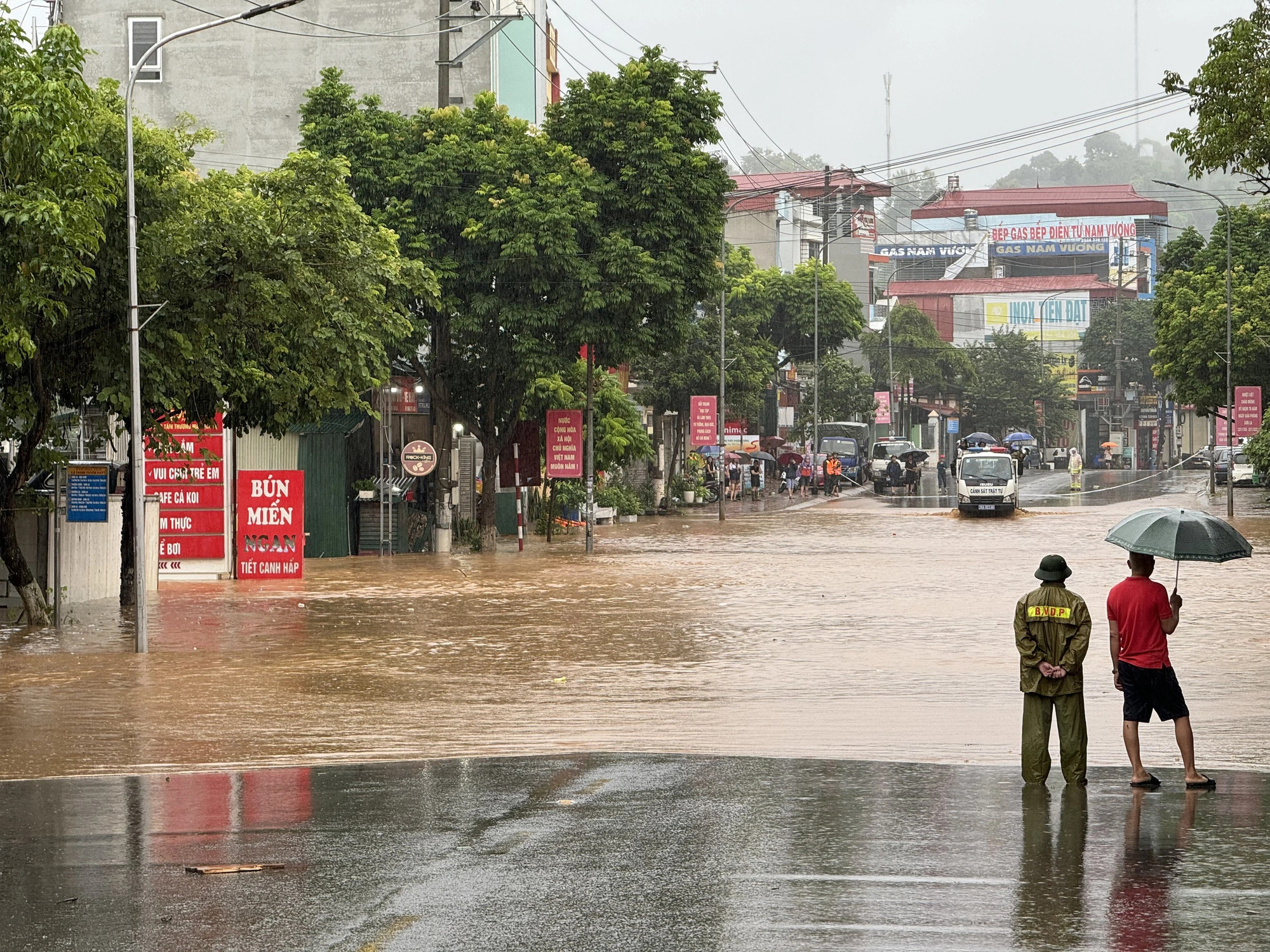 Competent forces are present on Tran Dang Ninh Street in Son La City, Son La Province, northern Vietnam to prevent vehicles from passing through the heavily-flooded section. Photo: A. Thuong