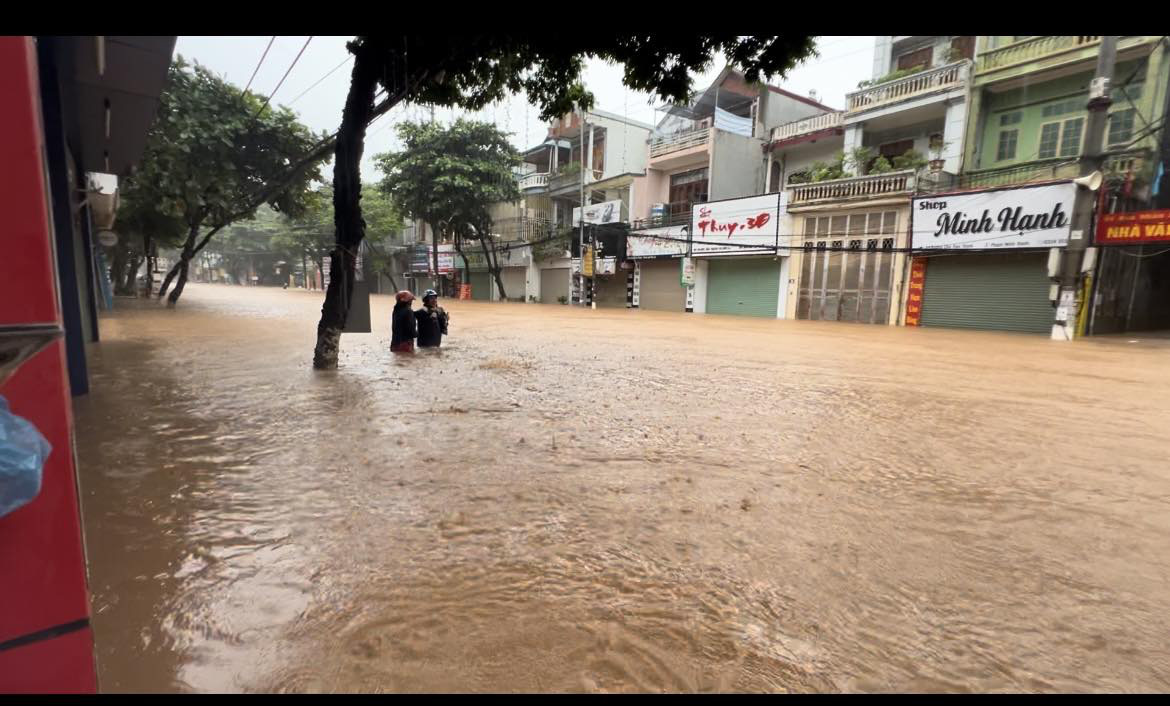 Excessive rainfall turns roads in Vietnam’s mountainous province into rivers