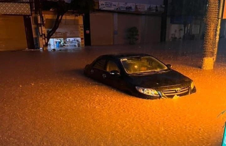 A car is stuck in a flooded road section in Son La City, Son La Province, northern Vietnam, July 24, 2024. Photo: Cao Thien