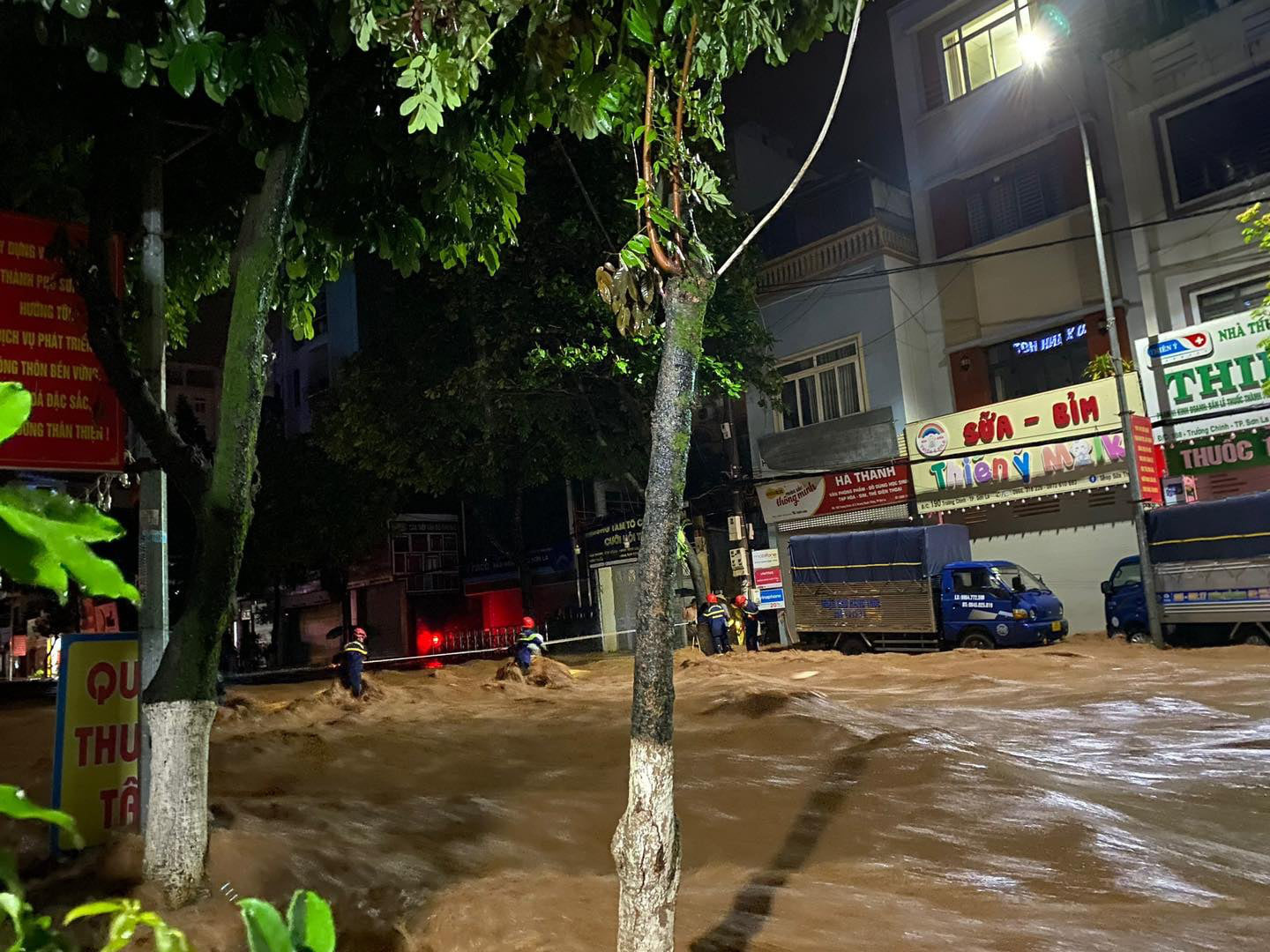 Rescuers evacuate local residents from a flooded area in Son La City, Son La Province, northern Vietnam, July 24, 2024. Photo: Cao Thien