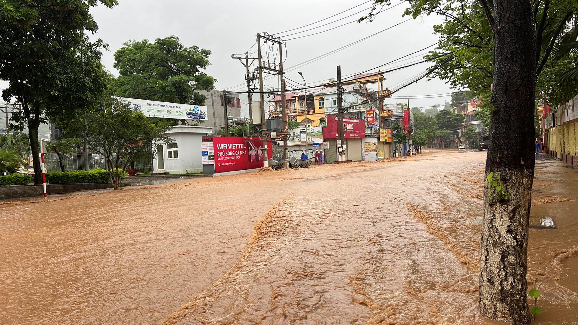 Floodwaters flowing from high areas caused inundation across low-lying streets in Son La City, Son La Province, northern Vietnam, July 24, 2024. Photo: Khanh Ly