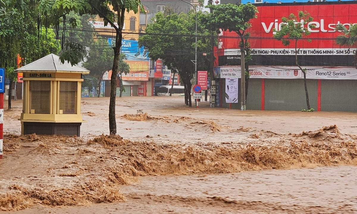 Floodwaters rush along Truong Chinh Street in Son La City under Son La Province, northern Vietnam at around 6:00 am on July 24, 2024. Photo: Thu Thuy