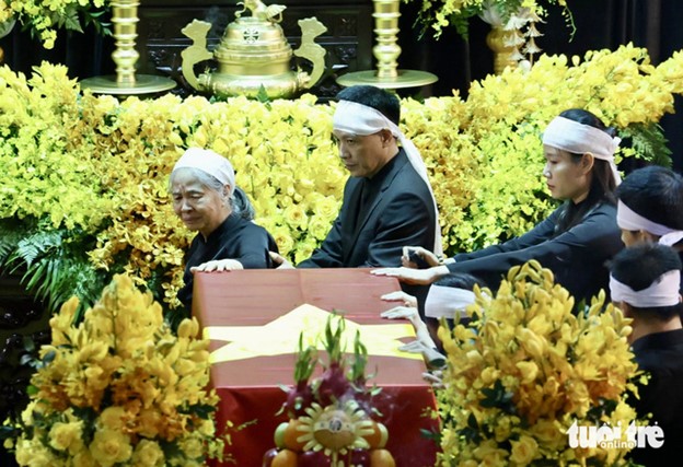 Ngo Thi Man, the wife of Party General Secretary Nguyen Phu Trong, and other family members of the Party leader. Photo: Quang Phuc / Tuoi Tre