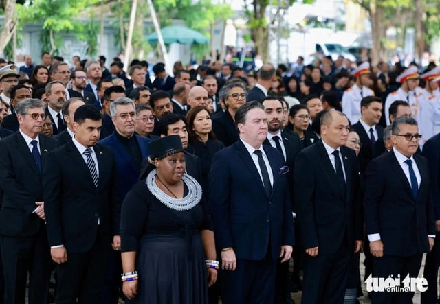 The delegation of foreign ambassadors to Vietnam pays tribute to Party General Secretary Nguyen Phu Trong. Photo: Nguyen Khanh / Tuoi Tre