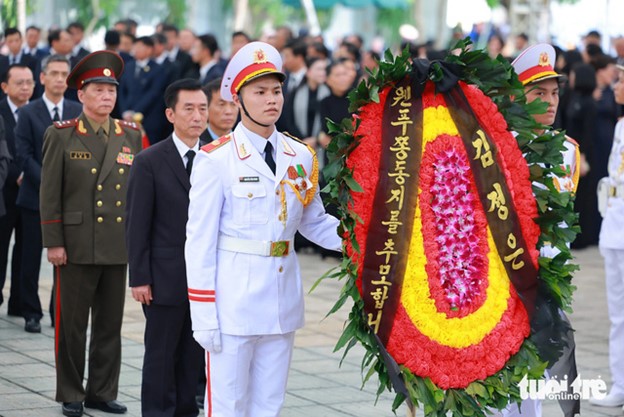 General Secretary of the Workers' Party of Korea Kim Jong Un sent a wreath in commemoration of Vietnamese Party General Secretary Nguyen Phu Trong. Photo: Nguyen Khanh / Tuoi Tre