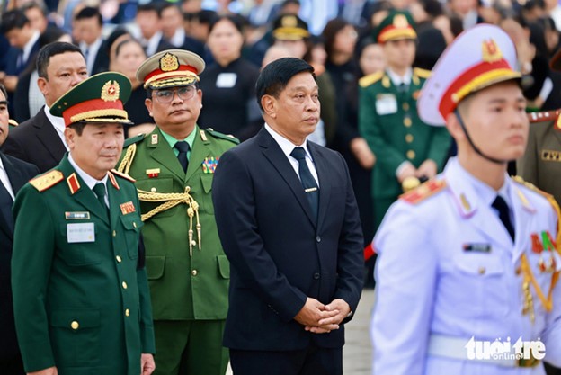 Deputy Prime Minister and Minister of Defense of Myanmar Tin Aung San pays tribute to Party General Secretary Nguyen Phu Trong. Photo: Nguyen Khanh / Tuoi Tre