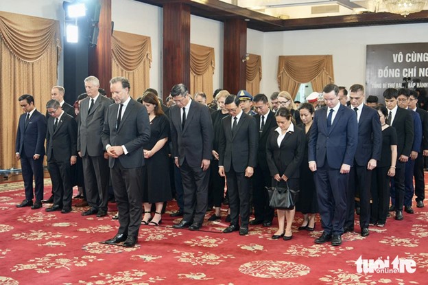 Representatives of foreign consulates general in Ho Chi Minh City pay tribute to Vietnamese Party General Secretary Nguyen Phu Trong at the Reunification Hall on July 25, 2024. Photo: Huu Hanh / Tuoi Tre