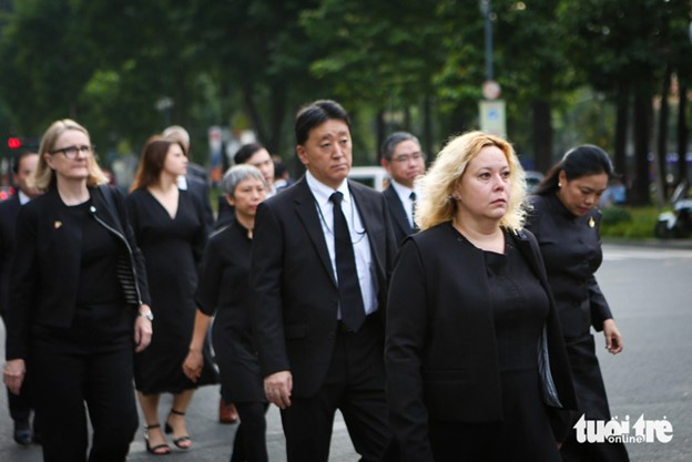 Representatives of foreign consulates general in Ho Chi Minh City reach to the Reunification Hall in the city to attend the respect-paying ceremony for Party General Secretary Nguyen Phu Trong. Photo: Phuong Quyen / Tuoi Tre