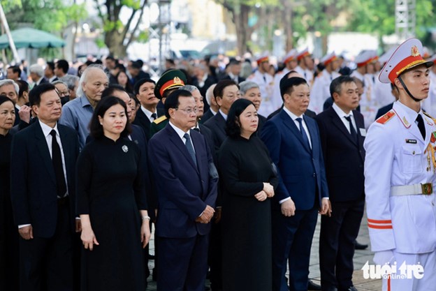 The delegation of the Party Committee, the People’s Council and the People’s Committee of Hanoi City. Photo: Nguyen Khanh / Tuoi Tre