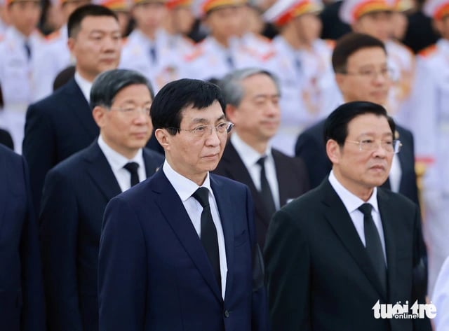 The delegation of China led by Wang HuningL, first row), Member of the Standing Committee of the Political Bureau of the Communist Party of China Central Committee and Chairman of the National Committee of the Chinese People's Political Consultative Conference. Photo: Nguyen Khanh / Tuoi Tre