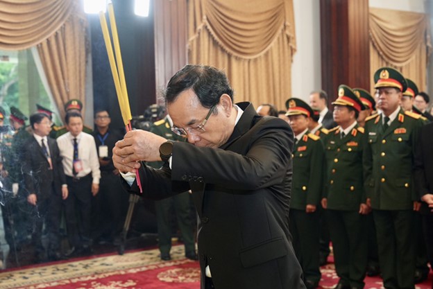 Secretary of the Ho Chi Minh City Party Committee Nguyen Van Nen pays tribute to Party General Secretary Nguyen Phu Trong at the Reunification Palace in Ho Chi Minh City. Photo: Huu Hanh / Tuoi Tre