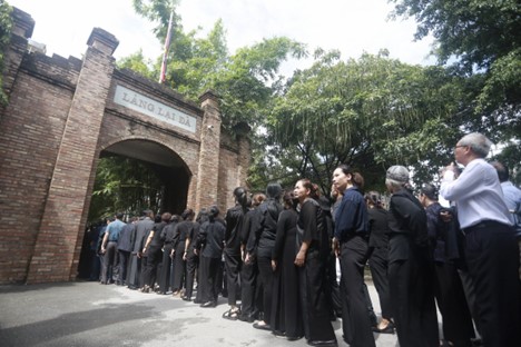 Residents queue up to pay homage to Party General Secretary Nguyen Phu Trong in Dong Anh District, Hanoi. Photo: Chi Tue / Tuoi Tre