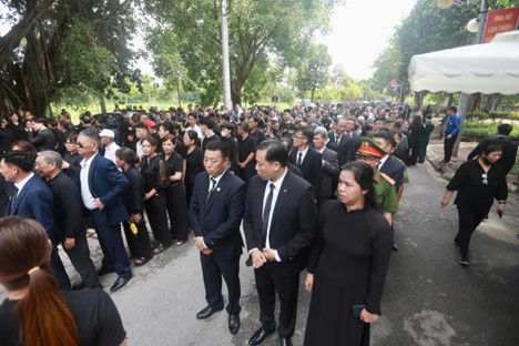 Residents queue up to pay homage to Party General Secretary Nguyen Phu Trong in Dong Anh District, Hanoi. Photo: Ha Quan / Tuoi Tre