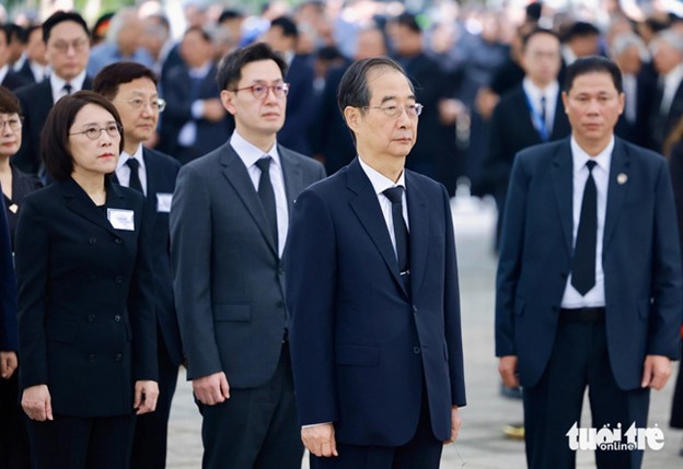 The South Korean delegation led by Prime Minister Han Duck Soo (R, 2nd). Photo: Nguyen Khanh / Tuoi Tre