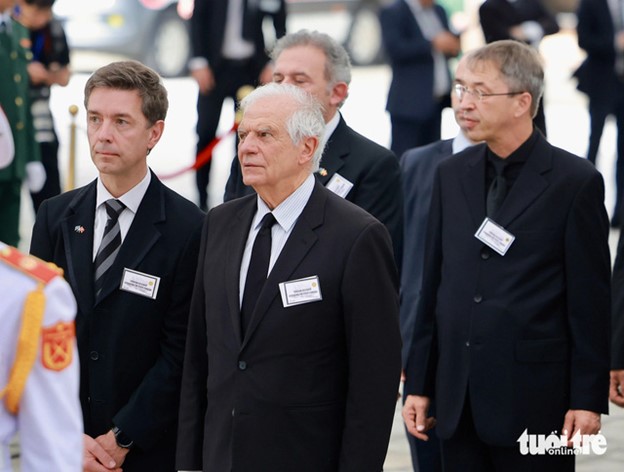 The European Union delegation led by Josep Borrell (L, 2nd), High Representative of the EU for Foreign Affairs and Security Policy and Vice-President of the European Commission. Photo: Nguyen Khanh / Tuoi Tre