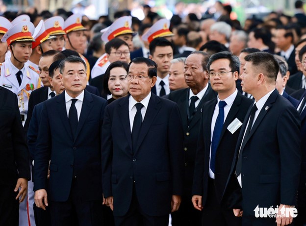 The delegation of Cambodia led by President of the Cambodian People's Party Hun Sen (L, 2nd, first row). Photo: Nguyen Khanh / Tuoi Tre