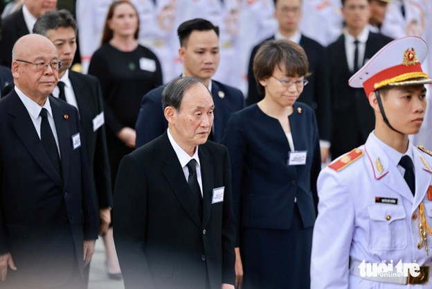 The delegation of Japan led by former Japanese Prime Minister Suga Yoshihide. Photo: Nguyen Khanh / Tuoi Tre