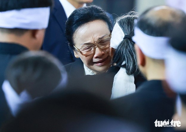 Naly Sisoulith, the spouse of Lao Party General Secretary and President Thongloun Sisoulith, cries and embraces Ngo Thi Man, the spouse of Party General Secretary Nguyen Phu Trong. Photo: Nguyen Khanh / Tuoi Tre