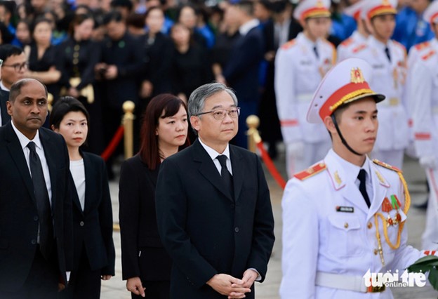 Deputy Prime Minister and Minister for Trade and Industry of Singapore Gan Kim Yong pays tribute to Vietnam’s Party General Secretary Nguyen Phu Trong. Photo: Nguyen Khanh / Tuoi Tre