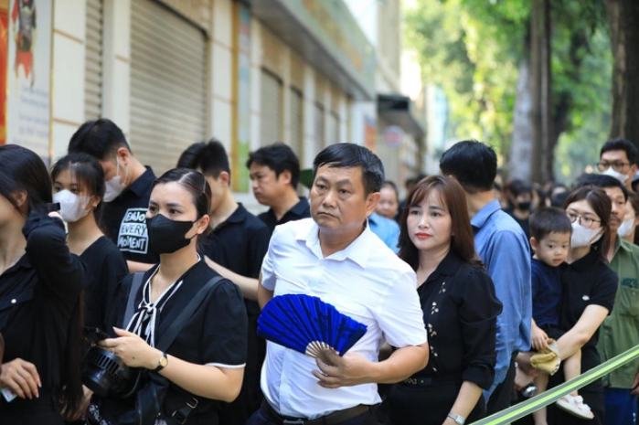 Residents queue up on Lo Duc Street in Hanoi from early morning on July 26, 2024 to pay tribute to Party General Secretary Nguyen Phu Trong. Photo: Danh Khang / Tuoi Tre