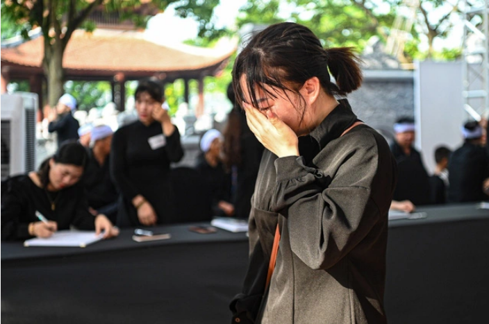 Many people burst out crying when reaching the communal house of Lai Da Village to pay tribute to Party General Secretary Nguyen Phu Trong on July 26, 2024. Photo: Hong Quang / Tuoi Tre